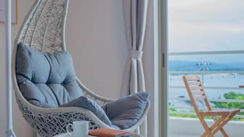 Deluxe Twin Room, Non Smoking | In-room safe, desk, free WiFi, bed sheets