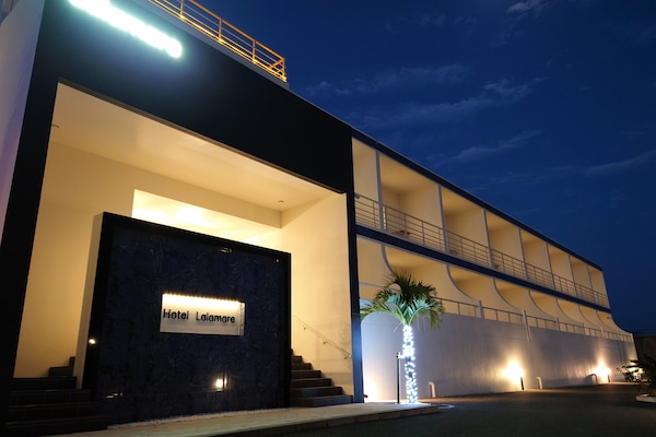 Vista frontal de la propiedad por la tarde o noche