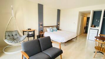 Quarto casal luxo, para não fumantes | Cofres nos quartos, escrivaninha, Wi-Fi de cortesia, roupa de cama