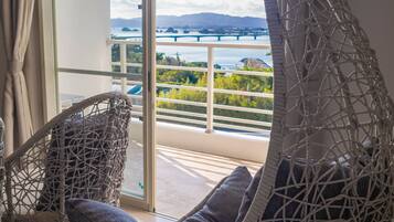 Deluxe Twin Room, Non Smoking | In-room safe, desk, free WiFi, bed sheets