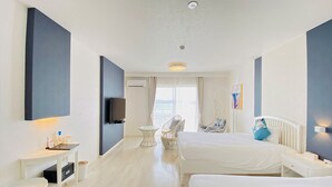 Une chambre d’hôtel moderne équipée d’un lit, d’un bureau, d’une chaise et d’un téléviseur.