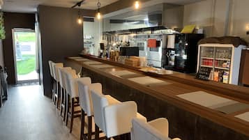 2 restaurantes: opção de café da manhã e jantar