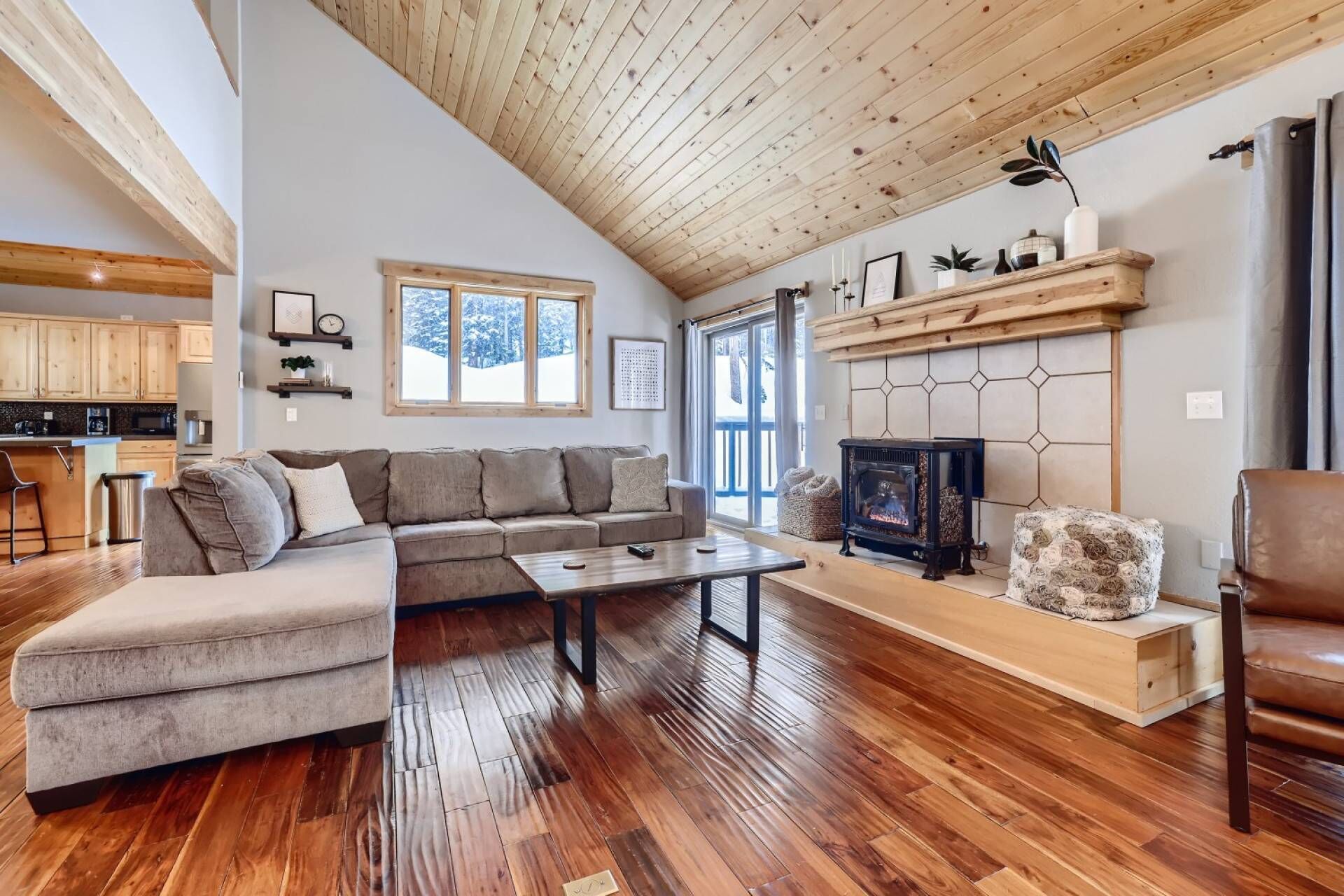 Private Wooded Bliss|Lrg Hot Tub|BBQ|W&D|Sprawling floor plan|10 to Breck|Heated Garage||Fireplace