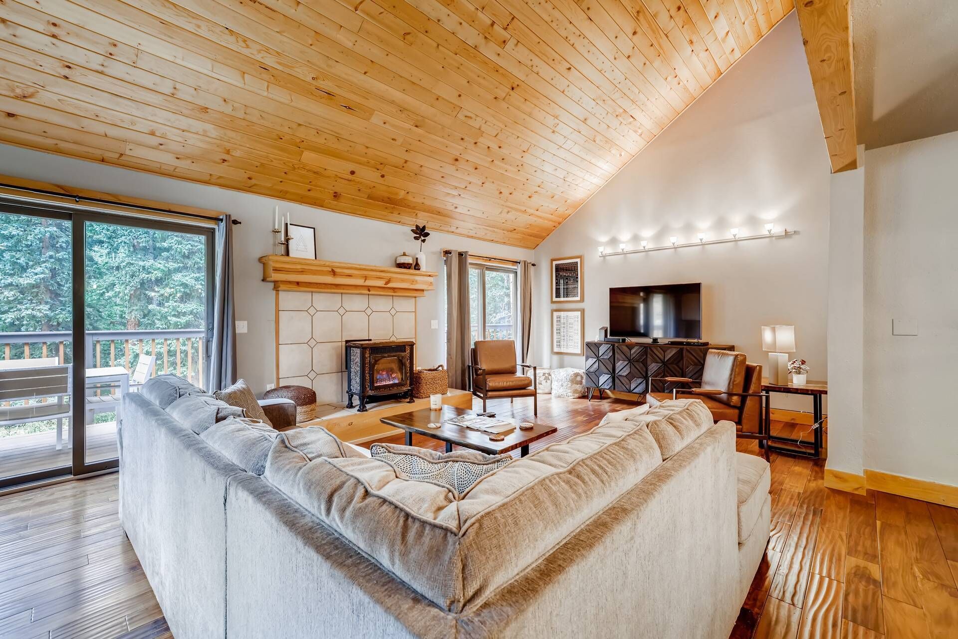 Private Wooded Bliss|Lrg Hot Tub|BBQ|W&D|Sprawling floor plan|10 to Breck|Heated Garage||Fireplace