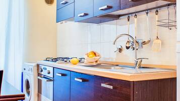 KĂŒhlschrank, Mikrowelle, Ofen, Herdplatte