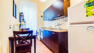 KĂŒhlschrank, Mikrowelle, Ofen, Herdplatte