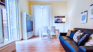 Fernseher, Bücher, Stereoanlage