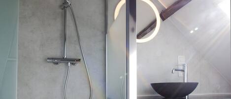 Dusche, Haartrockner, Handtücher, Seife