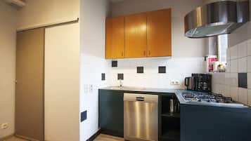 Frigorífico, microondas, horno y placa de cocina