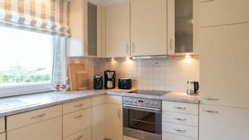 Frigorífico, horno, placa de cocina y lavavajillas