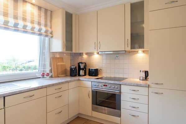 Fridge, oven, stovetop, dishwasher