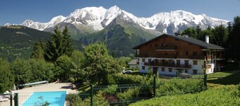 Flat 6 to 8 p. at the foot of the Saint Gervais-le Bettex ski slopes.