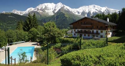 Flat 6 to 8 p. at the foot of the Saint Gervais-le Bettex ski slopes.