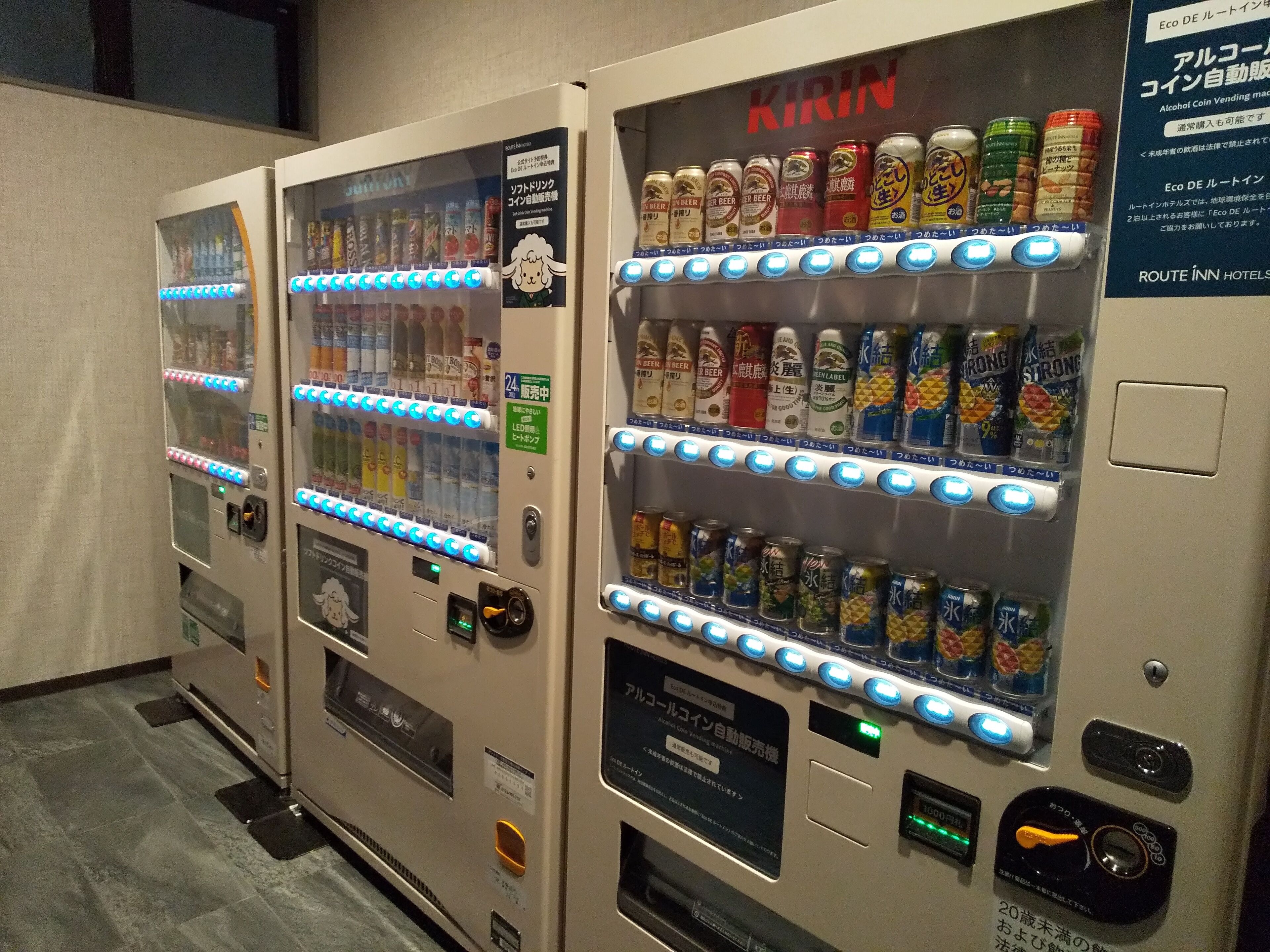 Drei Getränke- und Snackautomaten.