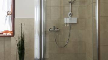 Douche, sĂšche-cheveux, bidet, serviettes fournies
