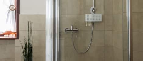 Dusche, Haartrockner, Bidet, HandtĂŒcher