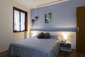 2 chambres, coffres-forts dans les chambres, fer et planche à repasser