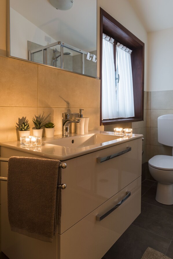Douche, sĂšche-cheveux, bidet, serviettes fournies