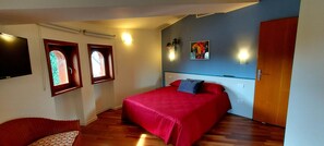 2 chambres, coffres-forts dans les chambres, fer et planche à repasser