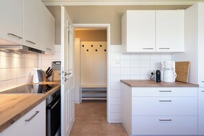 Fridge, oven, stovetop, dishwasher - Ferienwohnung in Traumhafter Lage am Naturschutzgebiet Salzwiesen (Sylt)