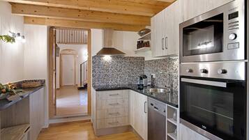 Jääkaappi, mikroaaltouuni, uuni, liesi