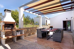 Outdoor dining - "Villa Rodrigues Apartment I" - Idyllic Holiday Apartment with Air Conditioning, Pool & Garden (Boliqueime)