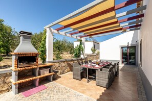 Outdoor dining - Charming "Villa Rodrigues" with Air Conditioning, Wi-Fi, Pool & Garden (Boliqueime)