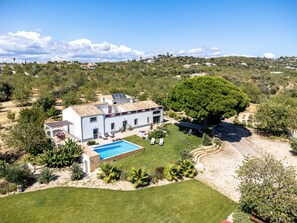 A white villa with a swimming pool, surrounded by greenery and hills. - Charming "Villa Rodrigues" with Air Conditioning, Wi-Fi, Pool & Garden (Boliqueime)