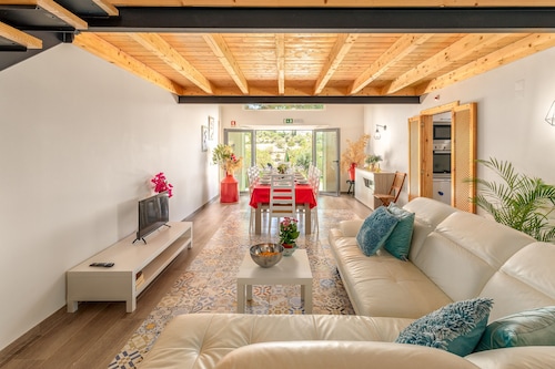 Charming "Villa Rodrigues" with Air Conditioning, Wi-Fi, Pool & Garden