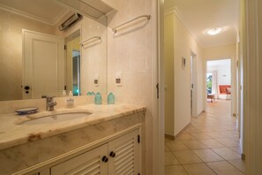 Een bad, een haardroger, handdoeken