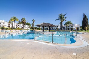 A heated pool - Holiday Apartment in Albufeira resort with Self Check-in, Wi-Fi, Terrace & Shared Pools (Albufeira)