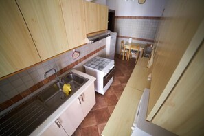 아파트, 침실 3개, 발코니, 시내 전망 | 전용 주방 | 전자레인지, 쿡탑, 커피/티 메이커, 전기 주전자