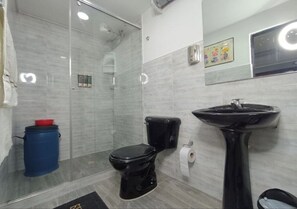 Apartment, 2 Bedrooms, Smoking | Bathroom | Soap, shampoo