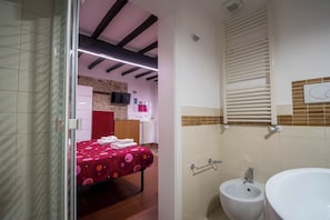 Apartment, 1 Bedroom, Accessible, City View | Bathroom