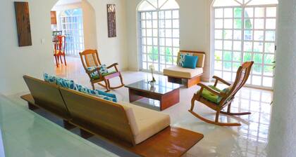Residencia Uribe - Beautiful House With Private Pool