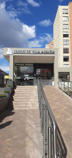 Condo, 3 Bedrooms, Smoking, Microwave | Property grounds