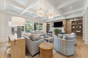 Smart TV, lettore DVD, tavolo da ping pong, libri