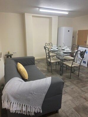 Apartment | Living room | 40-inch Smart TV with digital channels, TV - Reading 3 bed 2 bath (Reading)