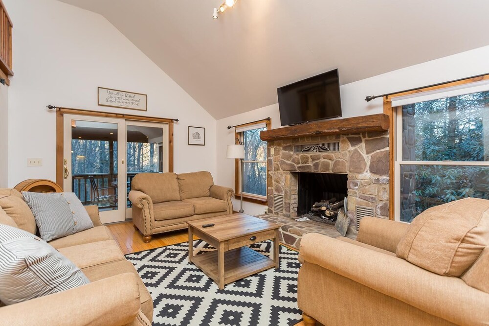 Private Serene Wood-sided Cabin Near Biking Hiking Spots HOT TUB Backs up to GW National Forest
