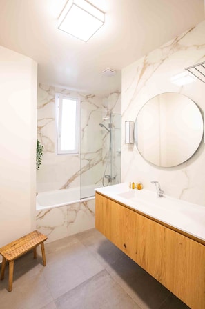 Bathtub, hair dryer, towels