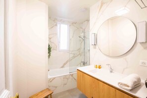 Badewanne, Haartrockner, Handtücher