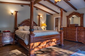 7 bedrooms, desk, Internet