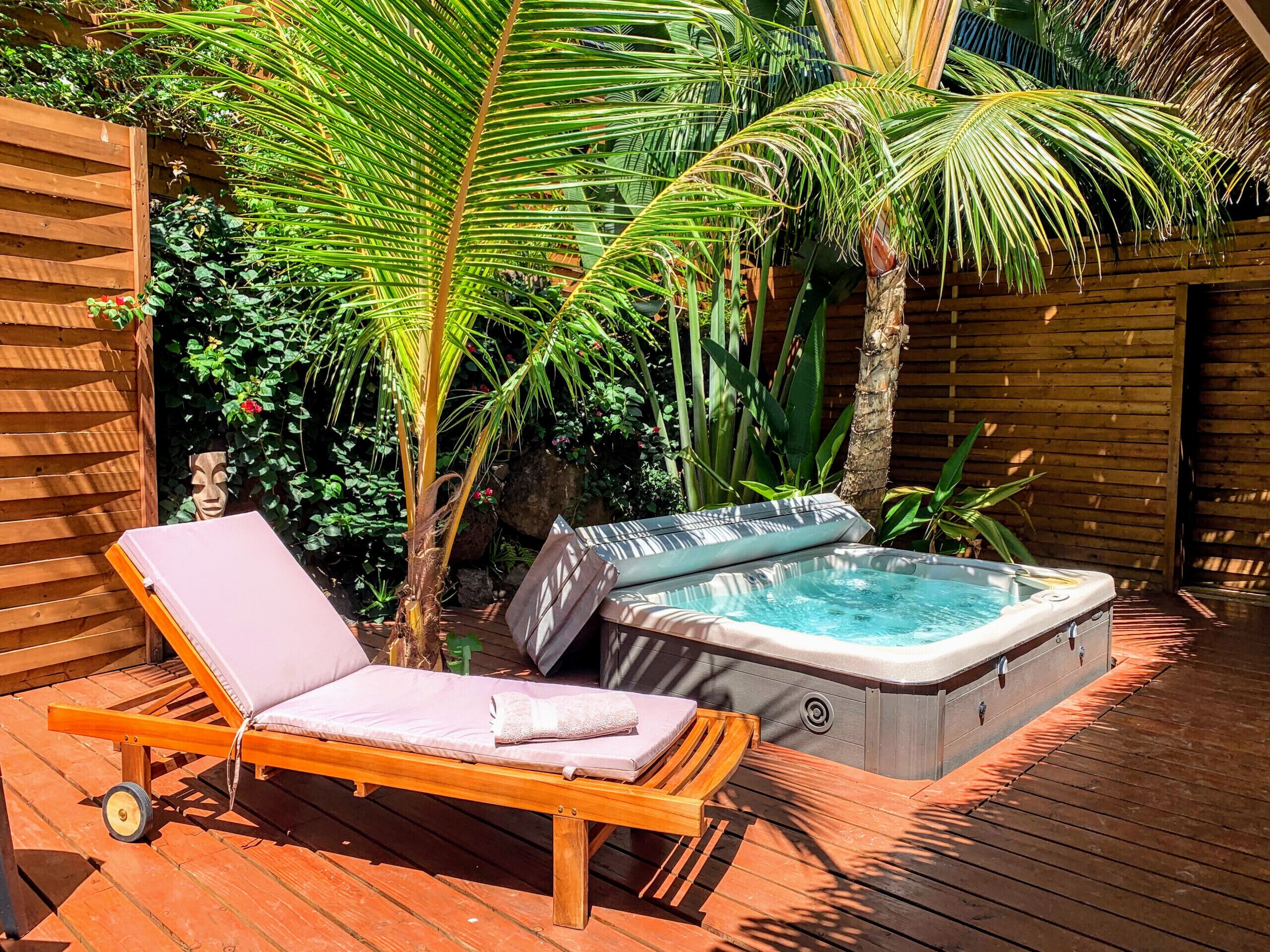 Votre coin détente sur la terrasse aménagée avec jacuzzi privé