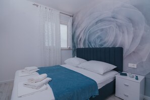 2 chambres, coffre-fort, fer et planche à repasser