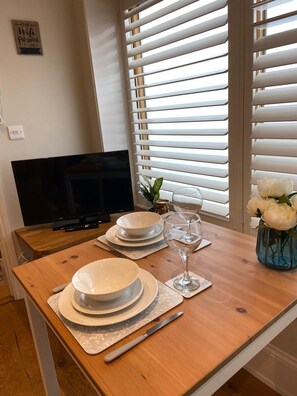 Apartment | In-room dining - Luxurious 1 bedroom apartment (Reading)