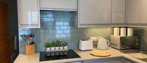 아파트 | 전용 주방 | 냉장고, 전자레인지, 오븐, 쿡탑