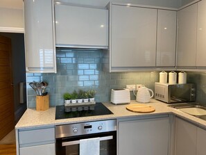 Apartment | Eigene Küche | Kühlschrank, Mikrowelle, Ofen, Herdplatte