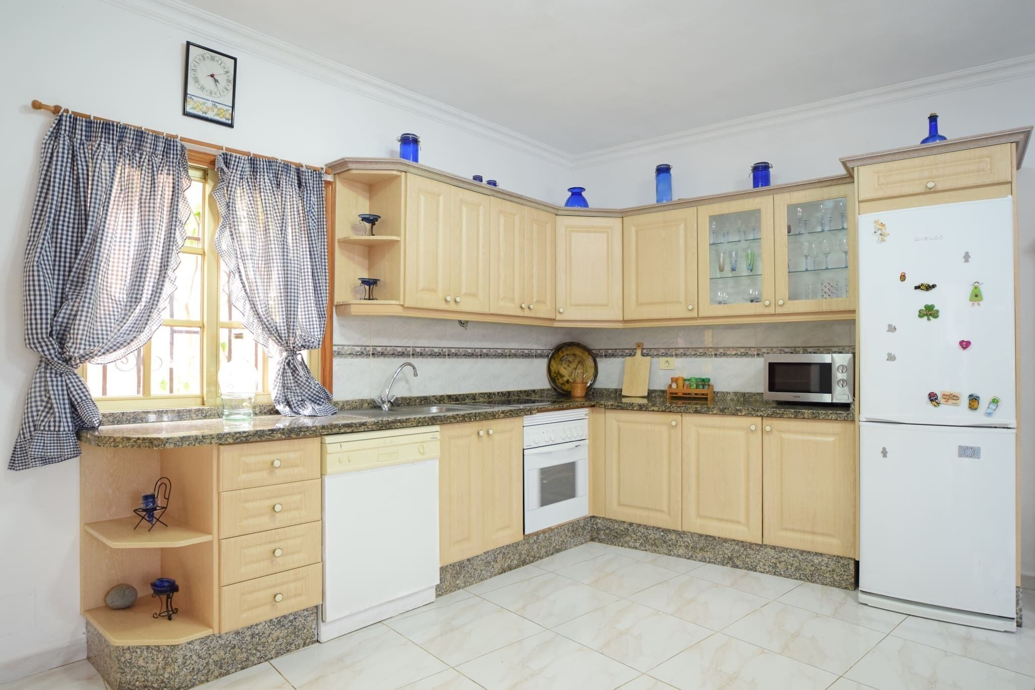 冰箱、微波炉、烤箱、炉灶