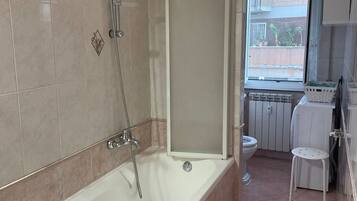 Duschwanne, Haartrockner, Bidet, Handtücher