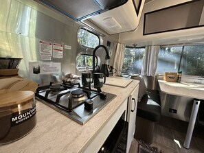 Refrigerador, microondas, cafetera y tetera y utensilios de cocina 